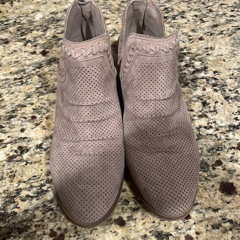 These size 8 cute Vince Camuto are great for the summer and winter wear.